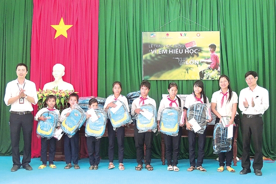 Chi nhánh Viettel Quảng Ngãi tổ chức lễ trao học bổng “Vì em hiếu học” cho học sinh nghèo ở Sơn Tây.                          Ảnh: T.KHÁNH