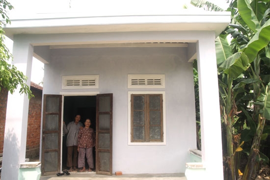 Ngôi nhà mới vững chãi là niềm an ủi lớn lao đối với mẹ con bà Lê Thị Minh.