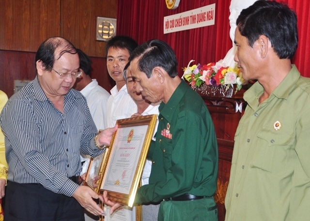 Phó Bí thư Thường trực Tỉnh ủy Nguyễn Thanh Quang  trao Bằng khen của UBND tỉnh cho các cá nhân