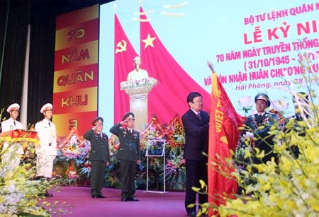 Chủ tịch nước Trương Tấn Sang gắn Huân trương Quân công hạng Nhất lên Quân kỳ quyết thắng.