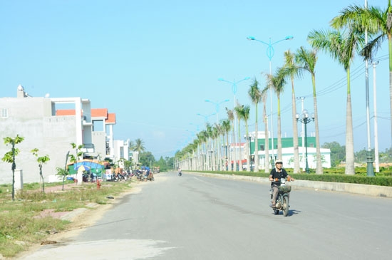 Khu dân cư dọc tuyến đường Trường Chinh (TP.Quảng Ngãi) thu hút đông đảo người mua.
