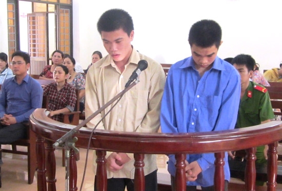 Hai đối tượng Nguyễn Lãm và Huỳnh Văn Nam trước vành móng ngựa.
