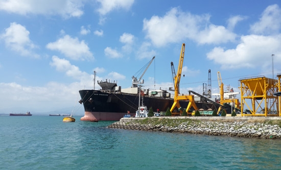 Các dự án đầu tư vào Quảng Ngãi đã tạo đột phá trong phát triển công nghiệp của tỉnh. Trong ảnh: Tàu vào nhận hàng ở Cảng Gemadept                                   Ảnh: P.DANH