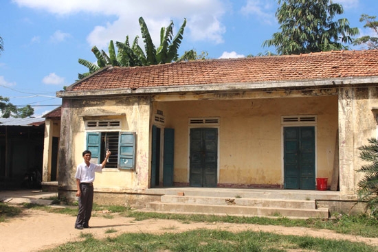 Nhà hiệu bộ Trường THCS Nguyễn Chánh (trường từng đạt chuẩn), nay đã xuống cấp, đóng cửa bỏ không.