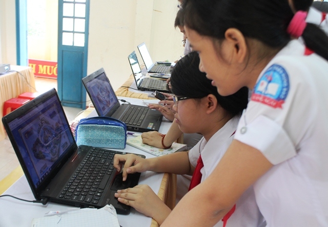 Các em học sinh Trường THCS Trần Hưng Đạo tham gia thi thử tại Hội nghị tập huấn.