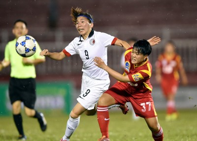 Các nữ cầu thủ CLB TPHCM (áo đỏ) đã có trận thắng đậm 6-0 trước đội tuyển Hongkong (Trung Quốc). Ảnh: hff.vn