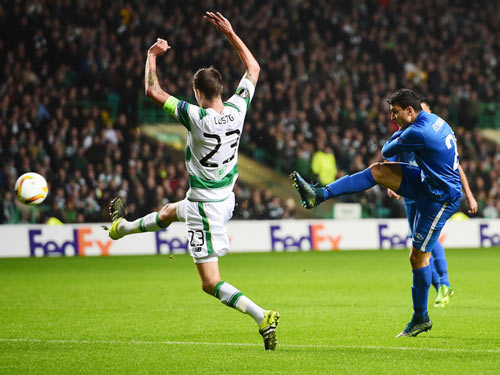  Tiền đạo Mohamed Elyounoussi (Molde) tung cú sút trước hậu vệ Celtic