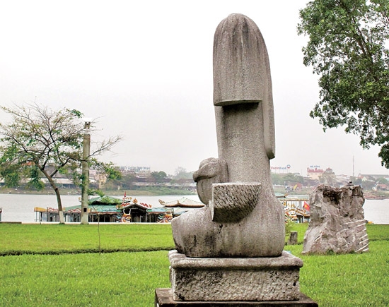 Tác phẩm điêu khắc “Khúc ru” chất liệu đá, đặt tại bờ sông Hương-  TP. Huế  (năm 2000) của Bùi Nam.