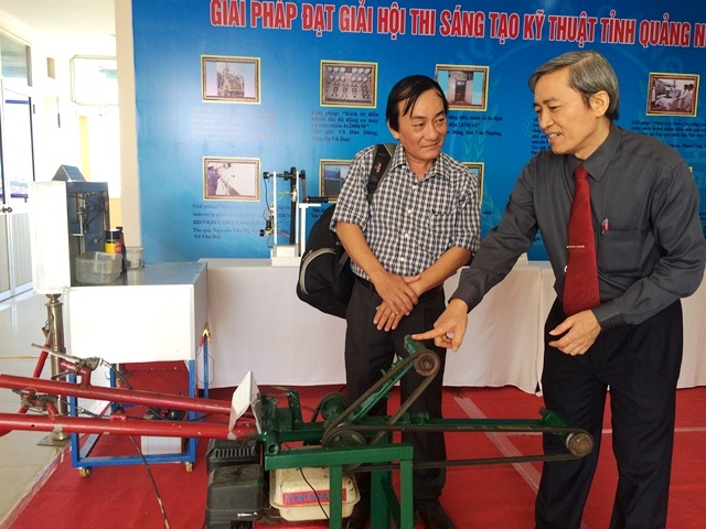 Phó Chủ tịch Thường trực UBND tỉnh Lê Quang Thích tham quan các giải pháp đạt giải 