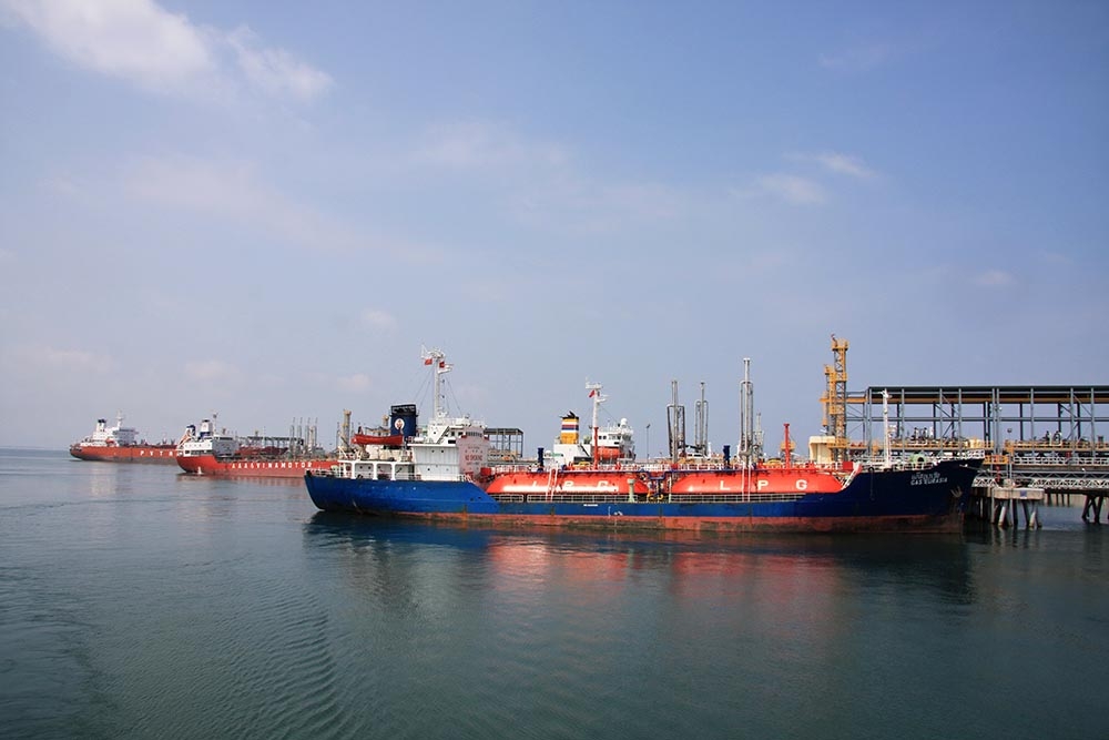 Tàu cập càng xuất sản phẩm Nhà máy lọc dầu Dung Quất