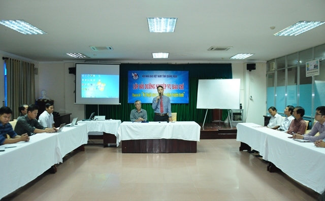 Các đại biểu và học viên tham gia khai giảng lớp họp