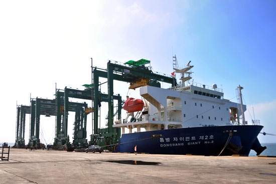 Ngành CNPT của tỉnh ta vẫn cần một cú huých trong thời gian đến Trong ảnh: Một tàu trọng tải lớn cập cảng chở hàng của doanh nghiệp FDI Doosan Vina.