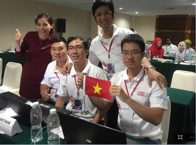 Đội Việt Nam 2: gồm 03 sinh viên của Đại học Duy Tân: Trần Như Minh, sinh năm 1988 tại Đà Nẵng; Võ Viết Tùng, sinh năm 1994 tại Đà Nẵng; Nguyễn Tấn Phát, sinh năm 1994 tại Đà Nẵng.