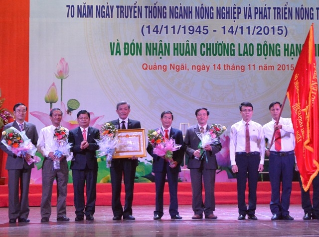 Bí thư Tỉnh ủy, Chủ tịch HĐND tỉnh Lê Viết Chữ trao tặng Huân chương Lao động hạng Nhì cho lãnh đạo Sở NN&PTNT.