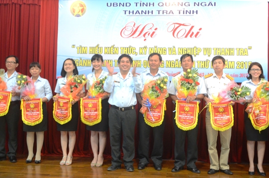  Đại diện lãnh đạo Thanh tra tỉnh trao cờ lưu niệm cho các đơn vị tham gia hội thi.