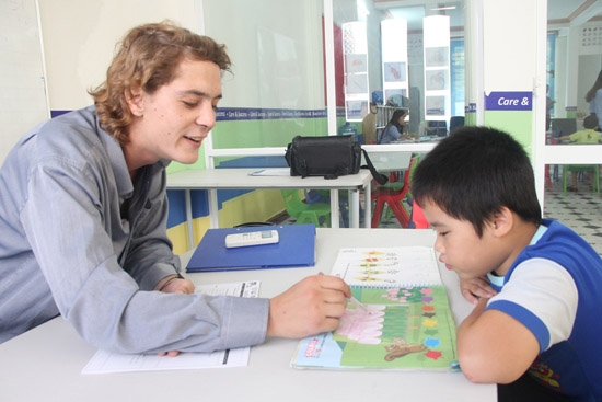 Giáo viên bản ngữ ở Trung tâm Anh ngữ AMA (TP.Quảng Ngãi) hướng dẫn học viên phát âm theo chuẩn ngoại ngữ Quốc tế.