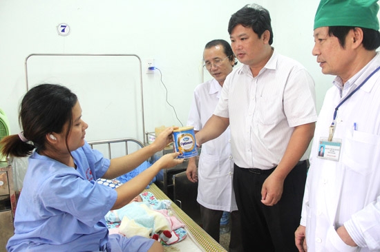 Trao sữa cho bà mẹ sinh mổ tại Bệnh viện huyện Mộ Đức