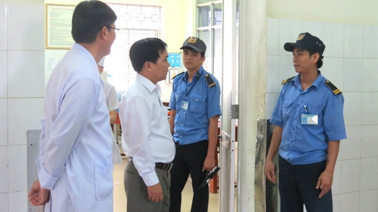 Giám đốc Sở Y tế Nguyễn Tấn Đức kiểm tra tình hình an ninh tại BVĐK tỉnh.