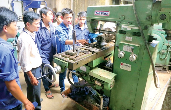  Trường Trung cấp dạy nghề tỉnh đào tạo nghề sửa chữa cơ khí cho các học viên.