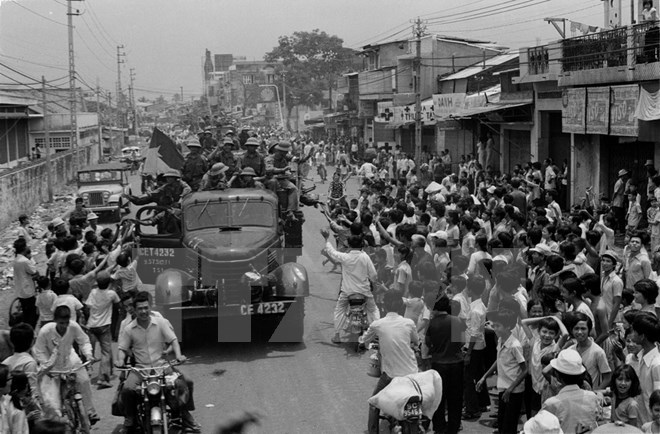 Những thước phim tư liệu này miêu tả sống động về Việt Nam từ những năm 60-70 của thế kỷ trước. Ảnh: TTXVN