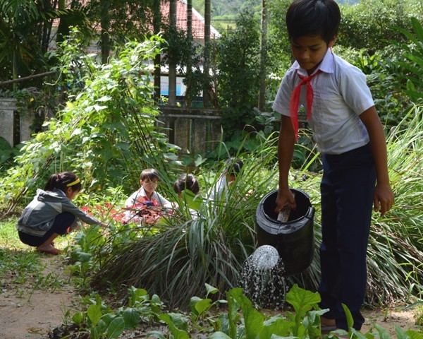 Ngoài giờ học, các em tự tay chăm sóc vườn rau xanh của Trường.