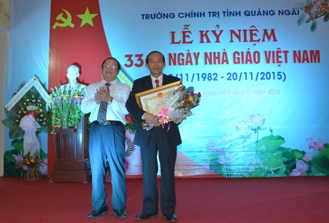 Phó Bí thư Thường trực Tỉnh uỷ Nguyễn Thanh Quang trao Bằng khen của Học viện Chí trị Quốc gia Hồ Chí Minh cho tập thể nhà trường.