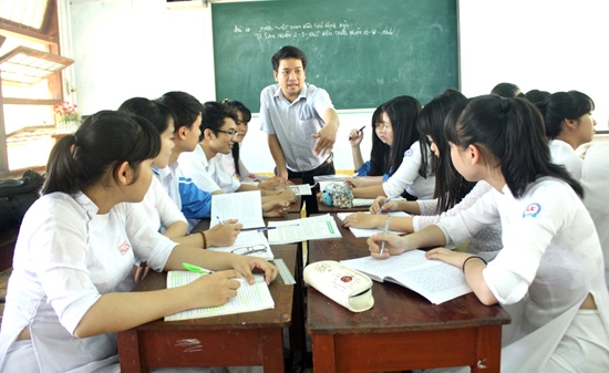 Người thầy là nhân tố quyết định chất lượng GD&ĐT. Trong ảnh: Thầy và trò Trường THPT chuyên Lê Khiết trong một tiết học.
