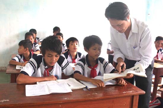 Thầy giáo người Hrê Đinh Thanh Kiều hướng dẫn cách học cho các em.