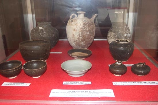 Bộ sưu tập đồ gốm thế kỷ thứ XV, được tìm thấy ở vùng biển Bình Châu (Bình Sơn).                             Ảnh: p.Lý