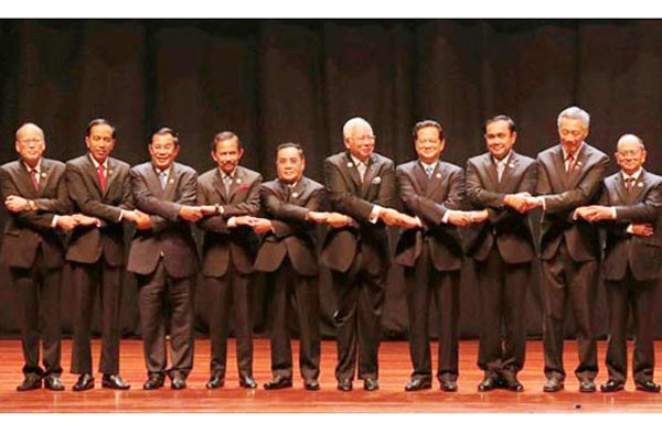 Các nhà lãnh đạo ASEAN tham dự lễ ký kết tuyên bố Kuala Lumpur về Hình thành Cộng đồng ASEAN 2015