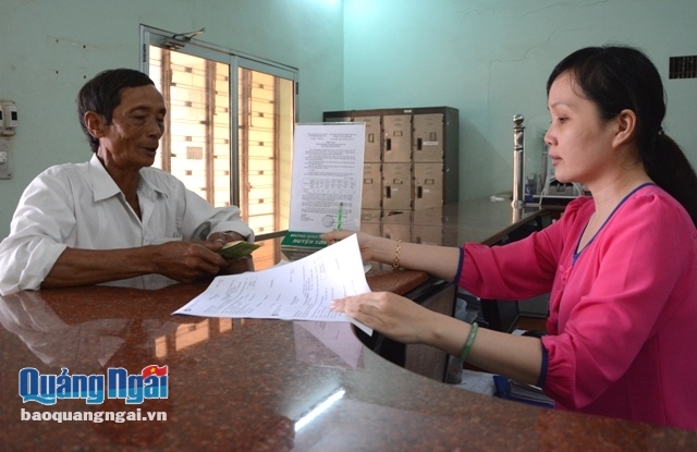 Người dân đến vay vốn tại Phòng Giao dịch Ngân hàng CSXH huyện Sơn Tịnh.