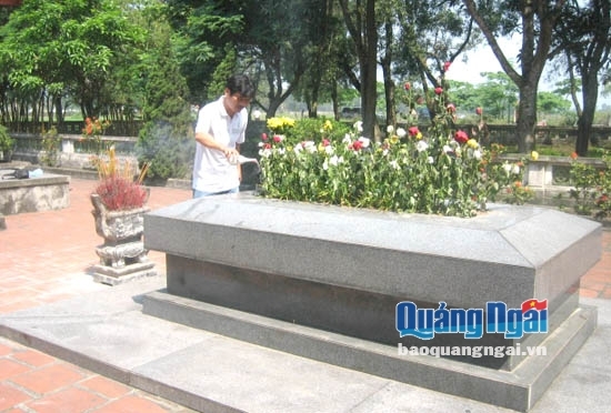Tác giả tưới rượu lên mộ cụ Nguyễn Du.