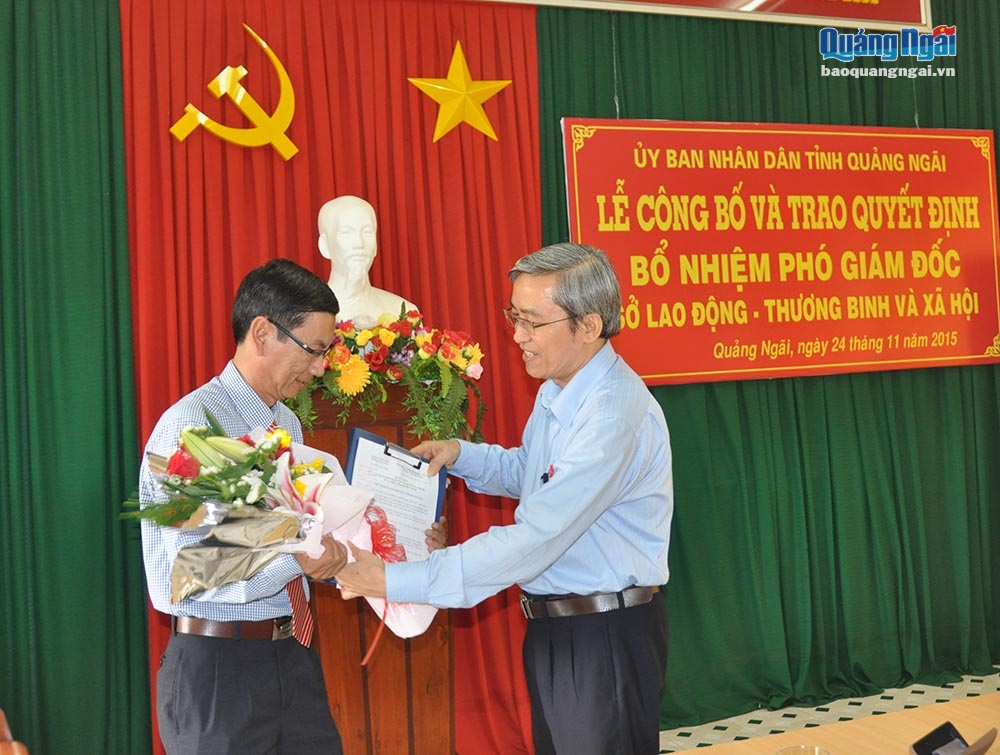 Phó Chủ tịch Thường trực UBND tỉnh Lê Quang Thích trao Quyết định bổ nhiệm cho ông Đỗ Tiến Tân.