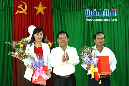 Bí thư Tỉnh ủy, Chủ tịch HĐND tỉnh Lê Viết Chữ trao quyết định cho hai đồng chí Bùi Thị Quỳnh Vân và Nguyễn Thanh.