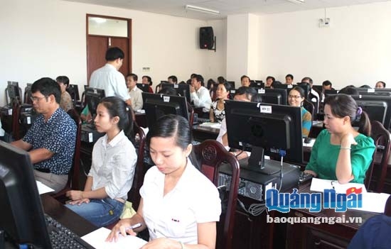 Các doanh nghiệp tập huấn khai thuế điện tử.     Ảnh: K.THÀNH