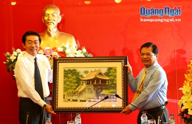 Đồng chí Võ Văn Dũng - Ủy viên BCH Trung ương Đảng, Phó Trưởng Ban Nội chính Trung ương tặng quà lưu niệm cho Thường trực Tỉnh ủy.