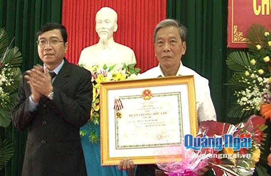 Phó Chủ tịch UBND TP. Quảng Ngãi  Trần Phước Hải trao Huân chương Độc lập hạng Nhất cho thân nhân gia đình liệt sĩ Trần Lý -Nguyễn Thị Mẹo.