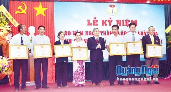 Phó Chủ tịch Thường trực UBND tỉnh Lê Quang Thích trao bằng khen của UBND tỉnh cho các tập thể, cá nhân có thành tích đóng góp vào sự phát triển Hội Luật gia tỉnh.         