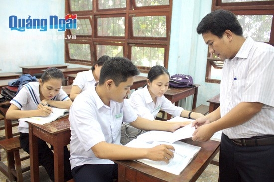 Thầy giáo Lê Văn Phương dạy bồi dưỡng cho HS trong đội tuyển thi chọn HS giỏi quốc gia môn Lịch sử năm học 2015-2016.