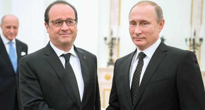 Tổng thống Pháp Hollande (trái) và tổng thống Nga Putin tại điện Kremlin - Ảnh: Sputnik