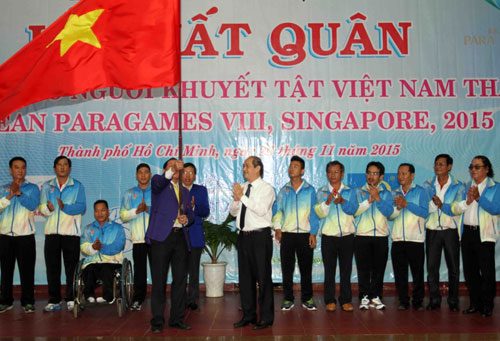 TCT Vương Bích Thắng trao cờ và giao nhiệm vụ cho đoàn TTNKTVN Ảnh: tdtt.gov.vn