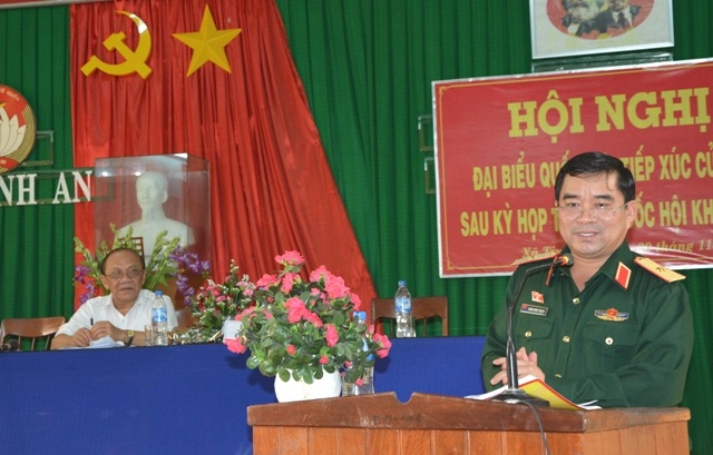 Thay mặt Đoàn Đại biểu Quốc hội tỉnh, Thiếu tướng Trịnh Đình Thạch ghi nhận ý kiến của cử tri.