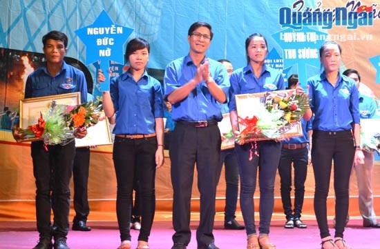 Anh Đặng Minh Thảo - Phó Bí thư Tỉnh đoàn, Chủ tịch Hội LHTNVN tỉnh, trao khen thưởng cho các cán bộ Đoàn cơ sở.