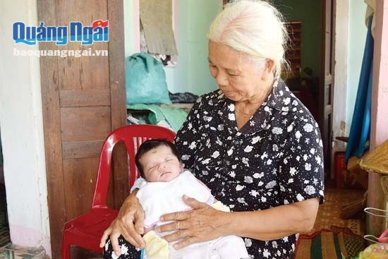 Từ khi lọt lòng, bé Hòa chưa biết đến hơi ấm của mẹ. Bà nội và bà ngoại là người chăm sóc bé hàng ngày.