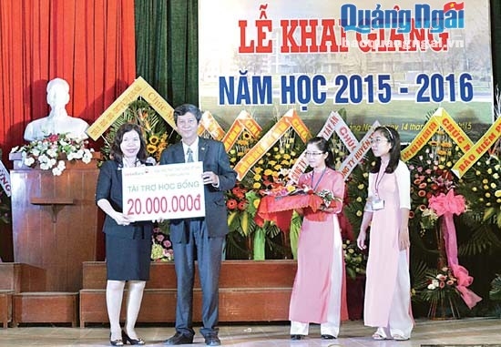  Vietinbank Quảng Ngãi trao học bổng cho sinh viên Trường ĐH Phạm Văn Đồng.