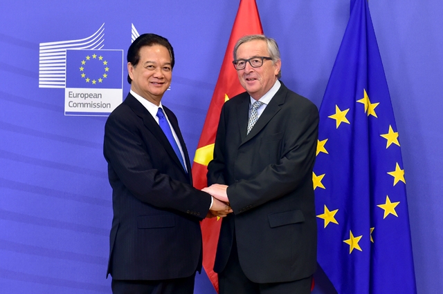 Thủ tướng Nguyễn Tấn Dũng và Chủ tịch Ủy ban châu Âu Jean-Claude Juncker. Ảnh VGP/Nhật Bắc