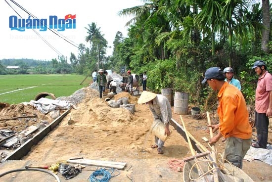 Làm đường bê tông nông thôn để xây dựng NTM ở xã Bình Hòa (Bình Sơn).                         Ảnh: P.D