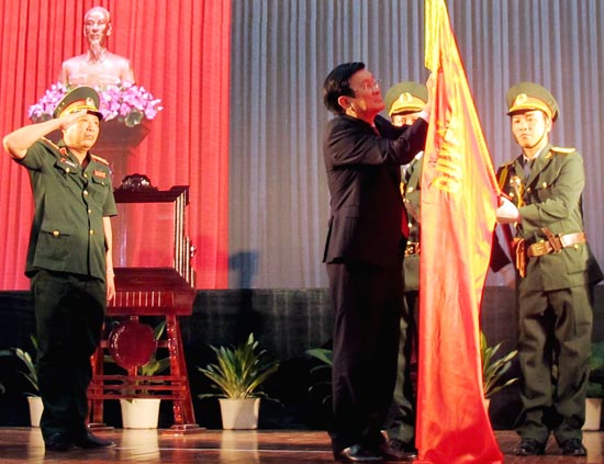Chủ tịch nước Trương Tấn Sang trao tặng Huân chương Quân công Hạng Nhất cho Quân khu 9