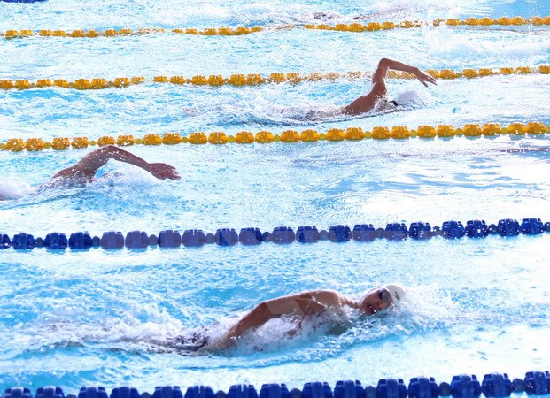 Các vận động viên nam nhóm 14​-15 tuổi tranh tài nội dung 400m bơi tự do. Ảnh: TTXVN