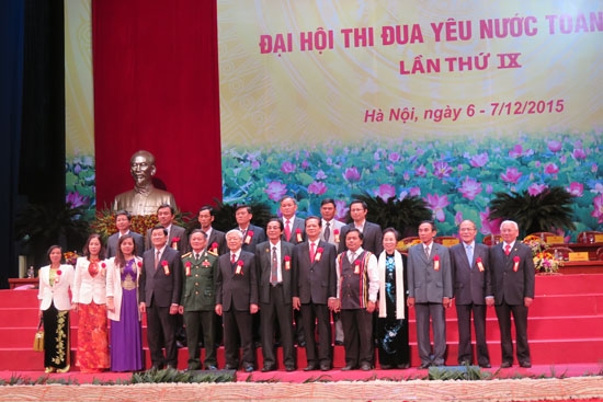 Đoàn đại biểu tỉnh Quảng Ngãi chụp ảnh lưu niệm với lãnh đạo Đảng, Nhà nước